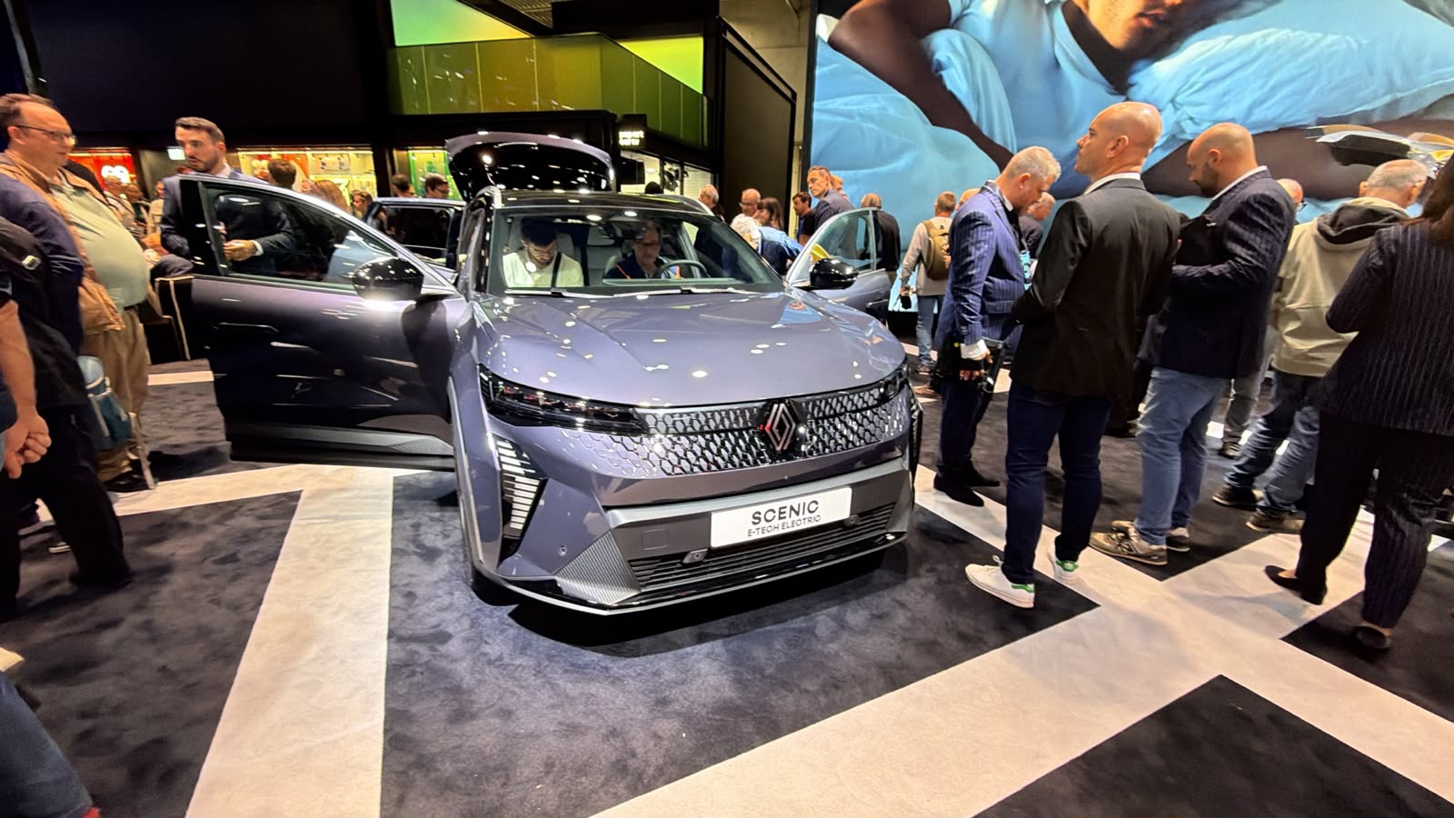 Електричний Renault Scenic E-Tech на Паризькому автосалоні 2026