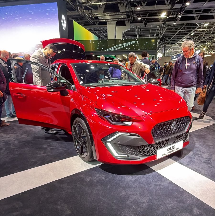 Червоний Renault Clio full hybrid E-Tech на Паризькому автосалоні 2026