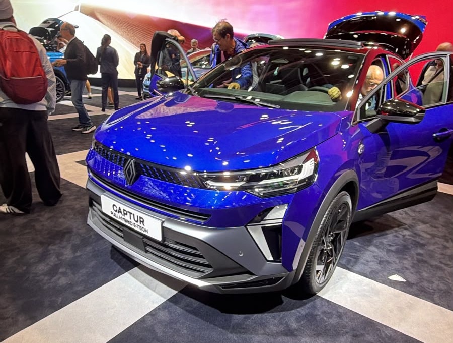 Renault Captur full hybrid E-Tech синього кольору на Паризькому автосалоні