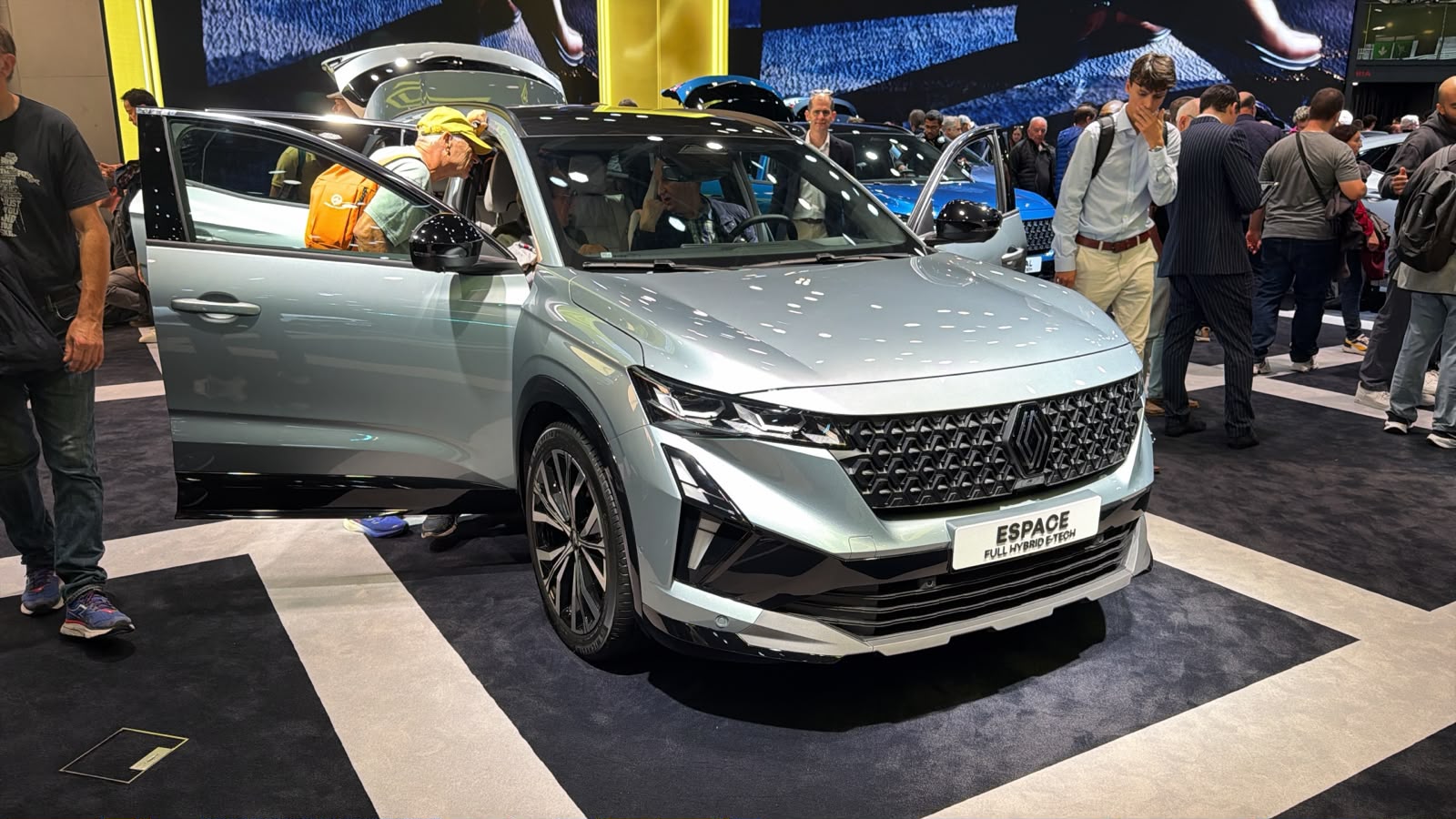 Renault Espace full hybrid E-Tech на Паризькому автосалоні 2026